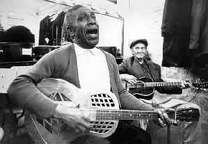 Уолтер Винсон и Сэм Чэтмон на Чикагском фолк-фестивале, 4.02.72. Фото Стива ЛаВера (Steve LaVere)