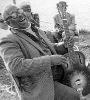 Hammie Nixon on tour with the Memphis Blues Caravan. Lexington, Kentucky, 19/04/1974. Photograph by Steve LaVere © Mimosa Records Productions, Inc.