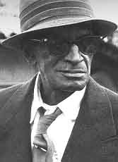 Слипи Джон Эстес на Ньюпортском джазовом фестивале, 1964 г. (С)  1973 Джерри Блейк (Gerrie Blake), Mimosa Records Productions, Inc.